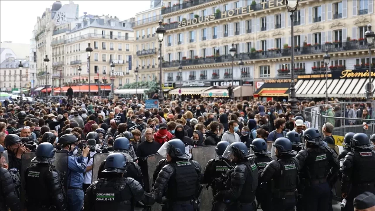 Macron karşıtı gösterilerde polisle protestocular çatıştı
