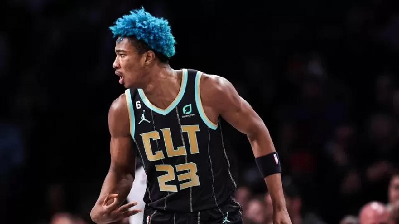 Anadolu Efes, Bahamalı uzun Kai Jones ile sözleşme imzaladı