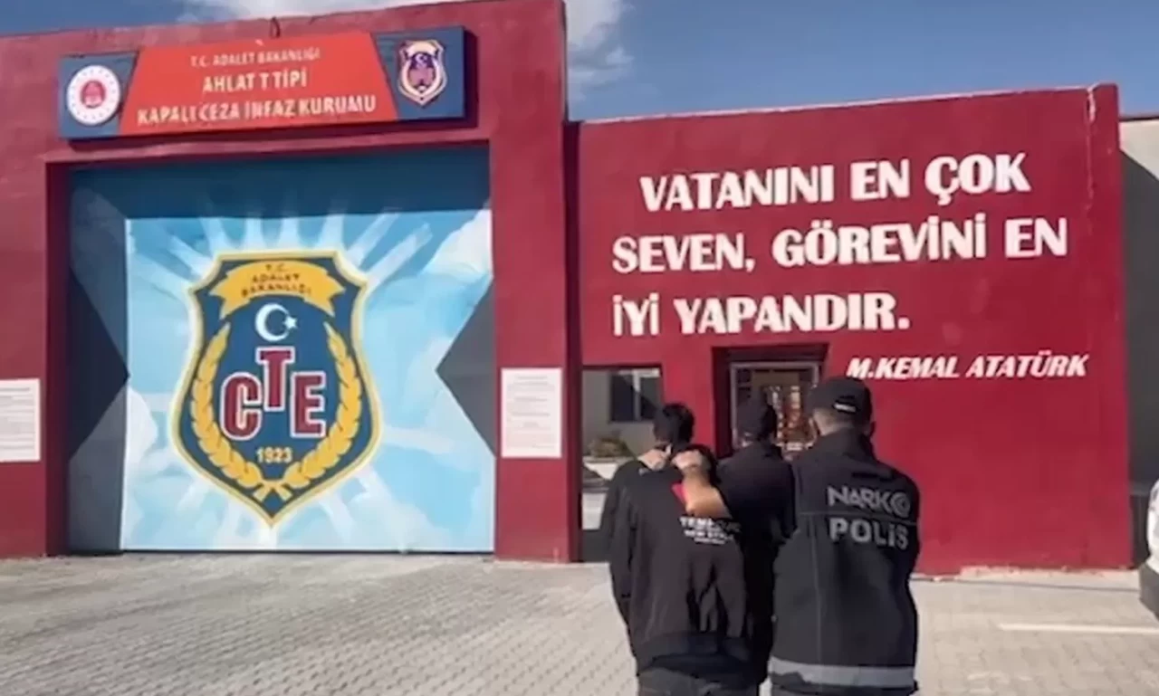 Böylesi az görülür! Midelerinden 136 kapsül uyuşturucu çıktı