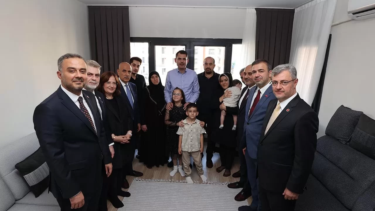 Bakan Kurum, Kahramanmaraş'ta depremzede aileyi yeni evinde ziyaret etti