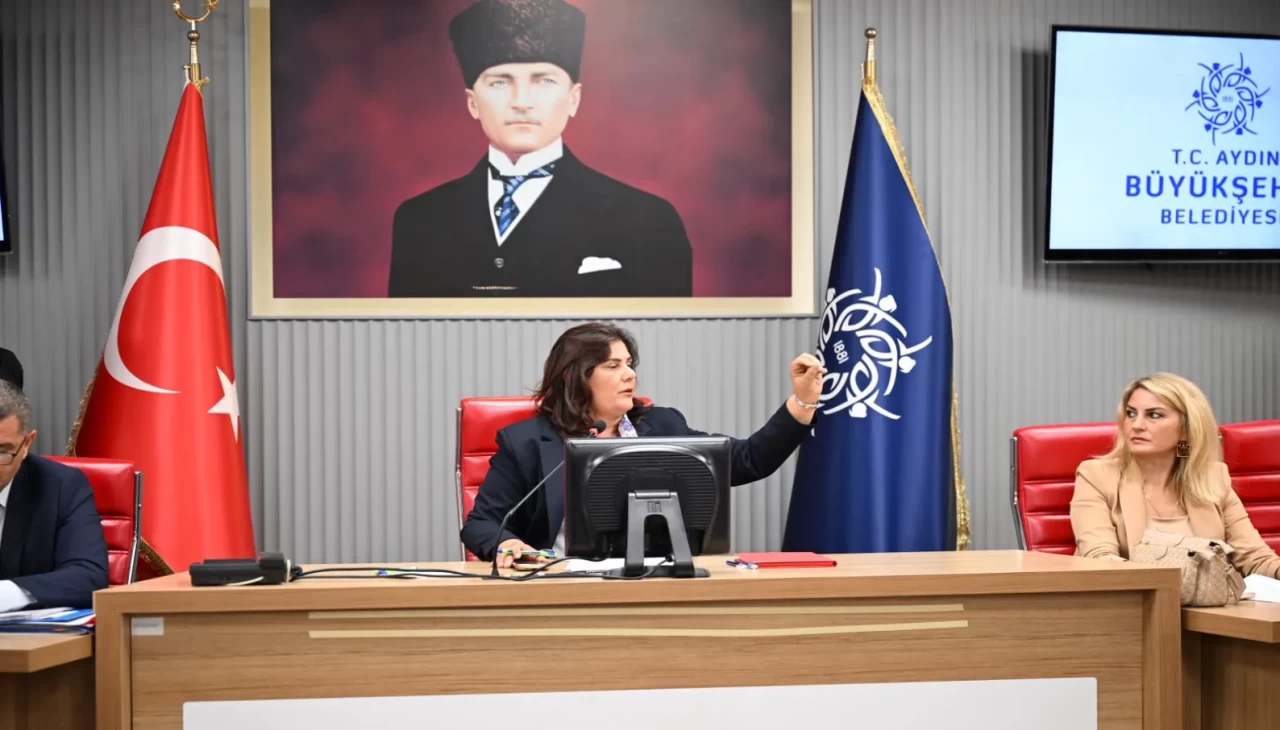 Özlem Çerçioğlu 'Menderes'i andı, CHP'liler iğrenç mesajlarla saldırıya geçti!