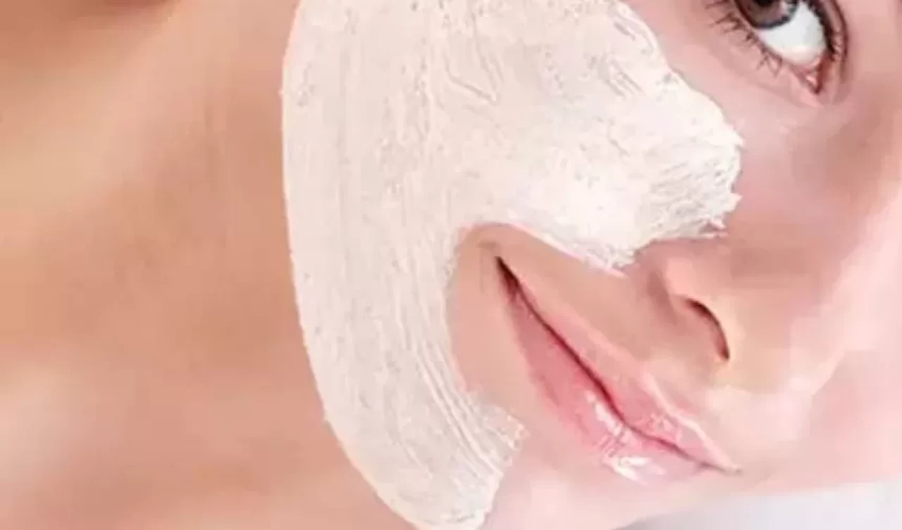 Protein ve mineral deposu yoğurt maskesi ile göz altı bakımı