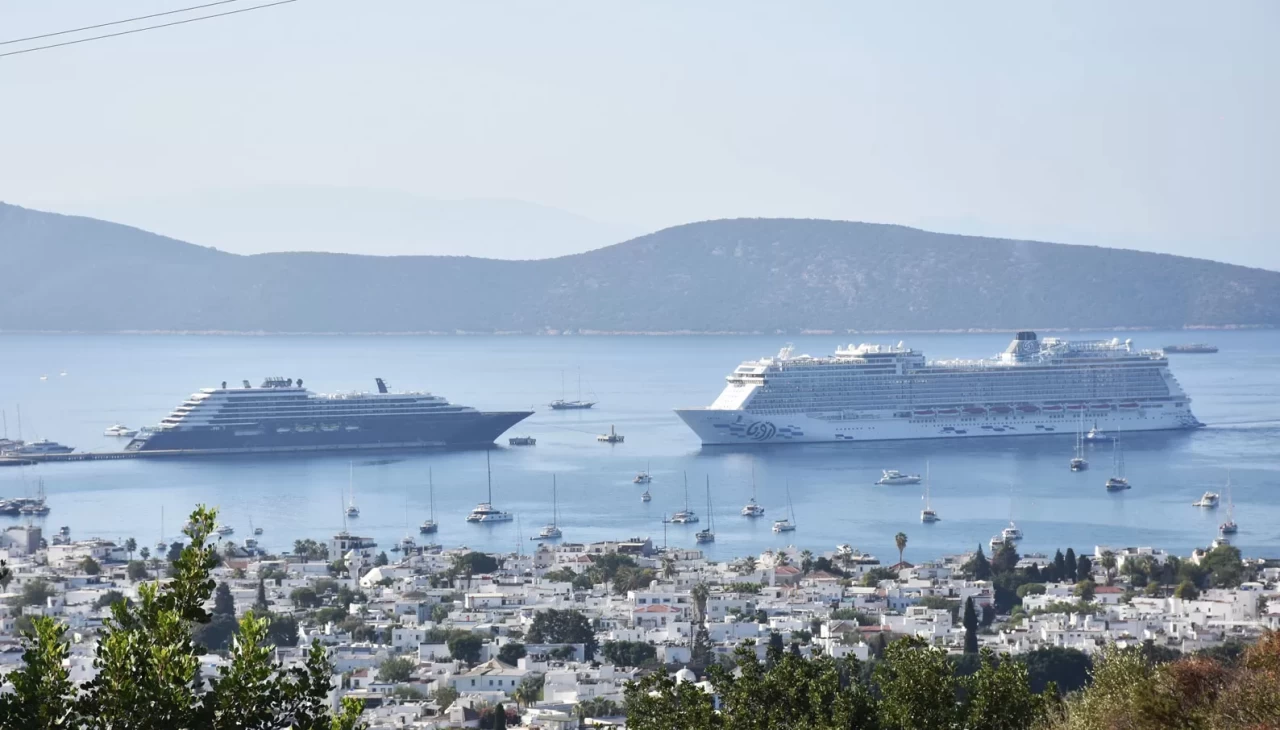 Bodrum'a iki kruvaziyer ile 2 bin 528 yolcu geldi