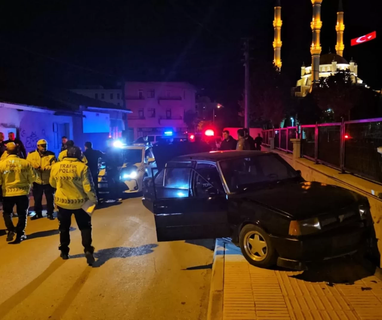 Çorum’da polis kovalamacası: Araç duvara çarptı, silah ve ecza hapları ele geçirildi!