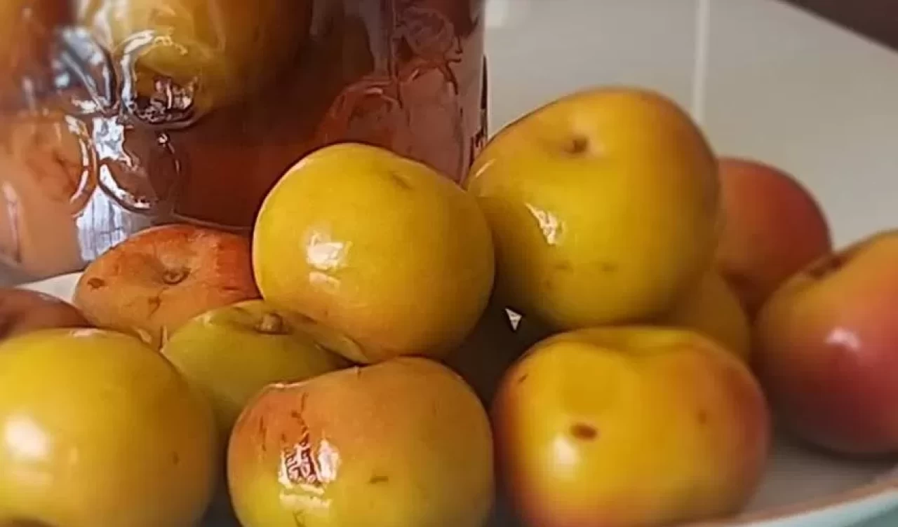 Tatlı-ekşi aromasıyla elma turşusu! Adım adım tarif