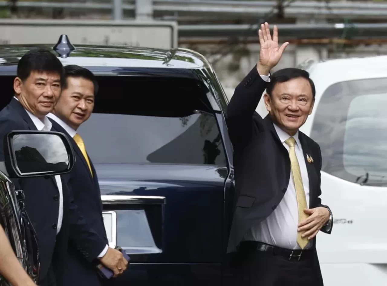 Tayland’da siyasi deprem: Eski başbakan seçim öncesi ülkeyi terk etti!