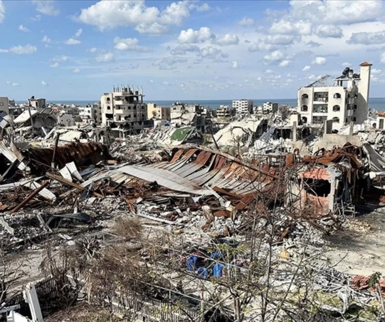 Gazze’de 900 binden fazla Filistinli yerinden edilme çağrılarına rağmen bölgede kaldı