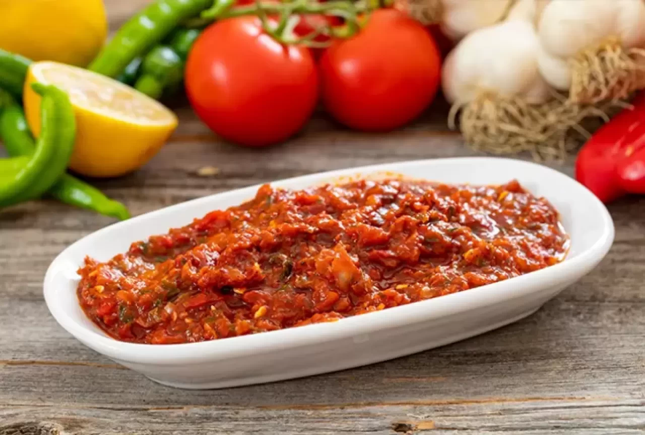 Acılı ezme tarifi: Sofraların vazgeçilmezi