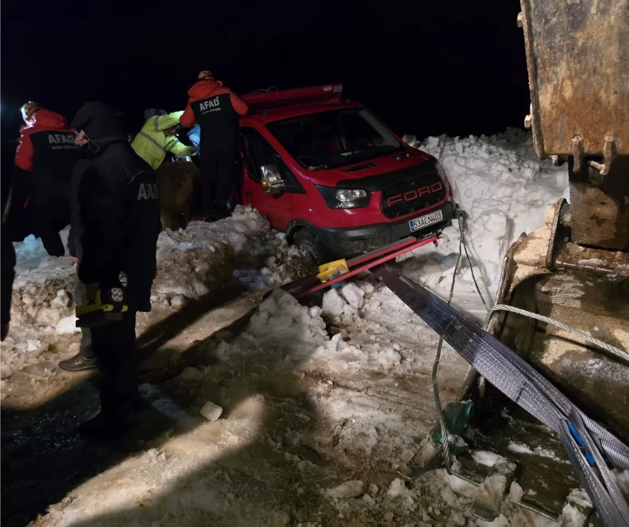 Rize Çamlıhemşin Trovit Yaylası’nda çığ paniği: 15 kişi ve hayvanlar kurtarıldı