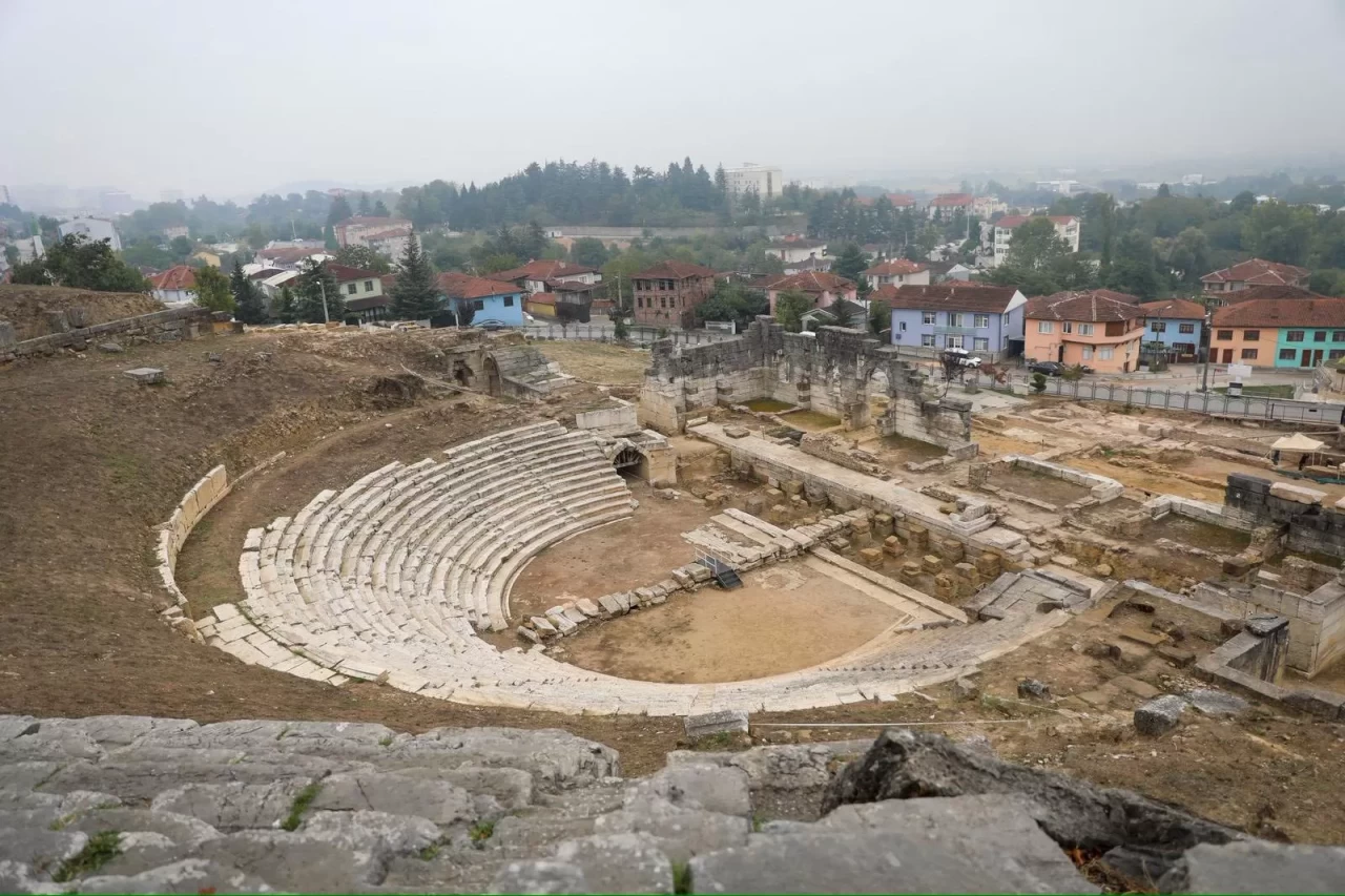 Antik Tiyatro aslına dönecek kazı alanı genişleyecek