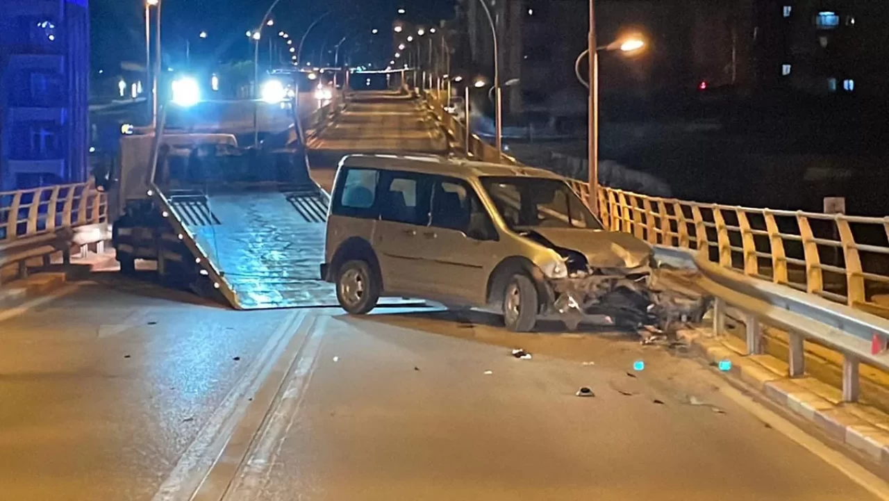 Üst geçitte otomobil ile hafif ticari araç çarpıştı: 1 yaralı