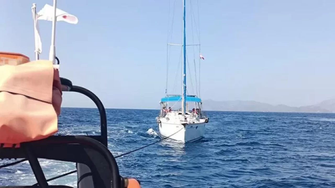 Fethiye açıklarında tekne arızası! Sürüklenen teknedeki 2 kişi kurtarıldı