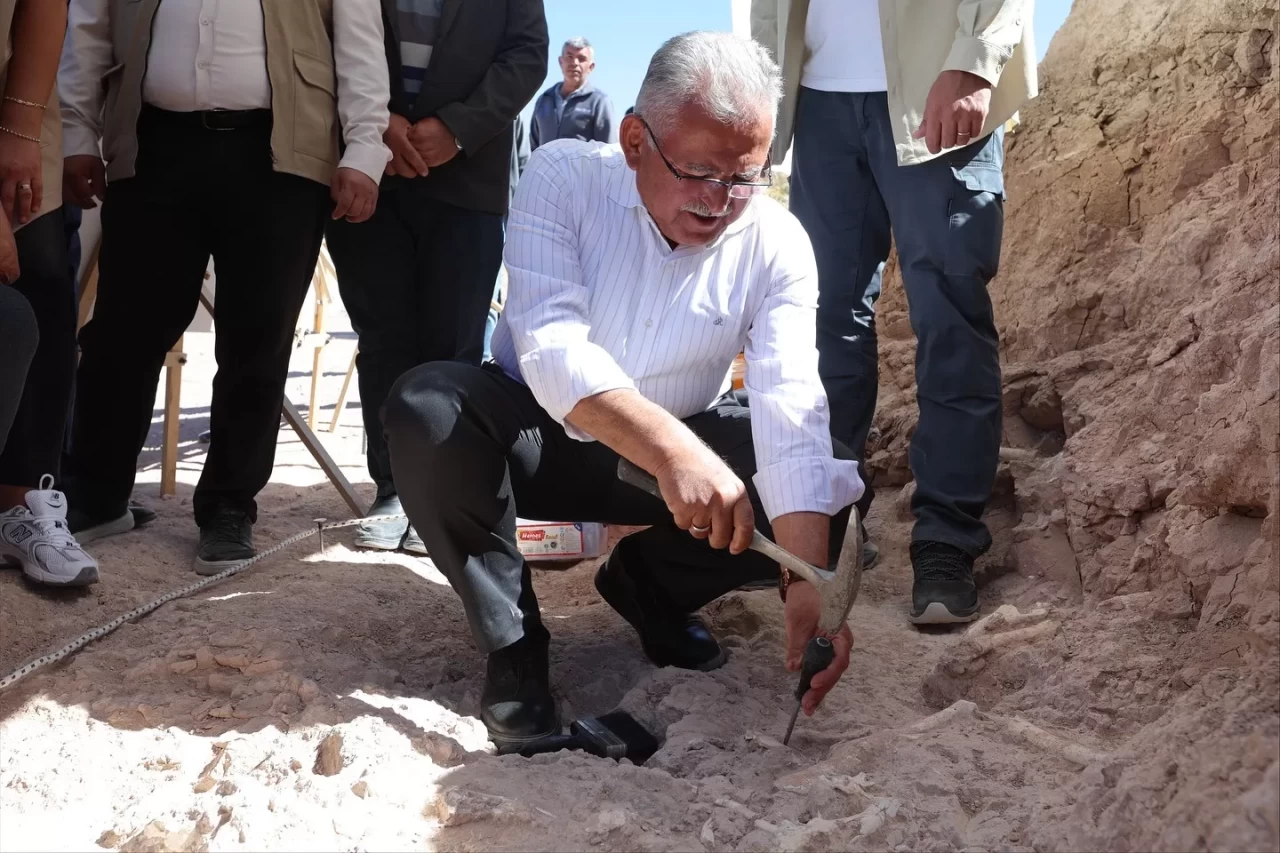 Başkan Büyükkılıç’tan 7,7 milyon yıllık fosil kazılarına yakın takip