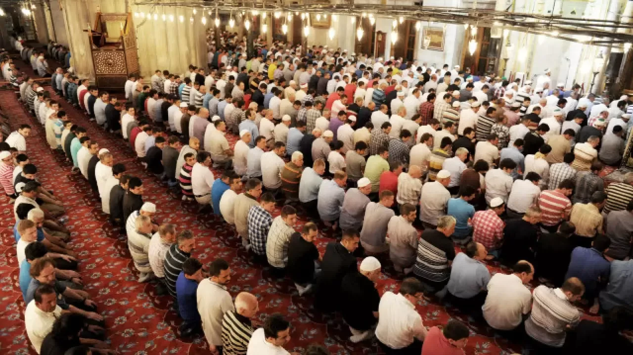Cemaatle namaz kılmanın sevabı nedir? Farz mı sünnet mi?