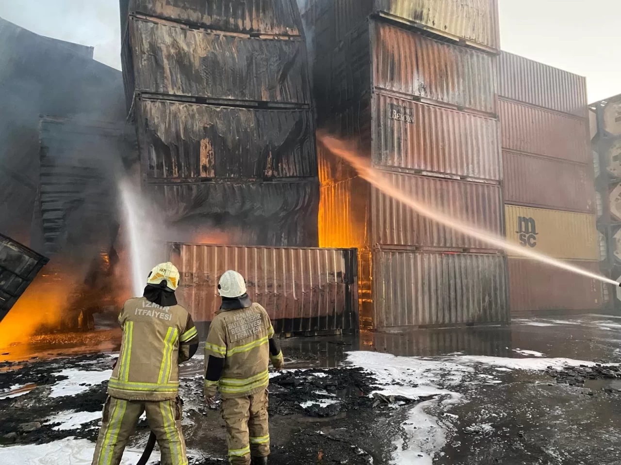 Aliağa Limanı'nda çıkan yangın kontrol altına alındı