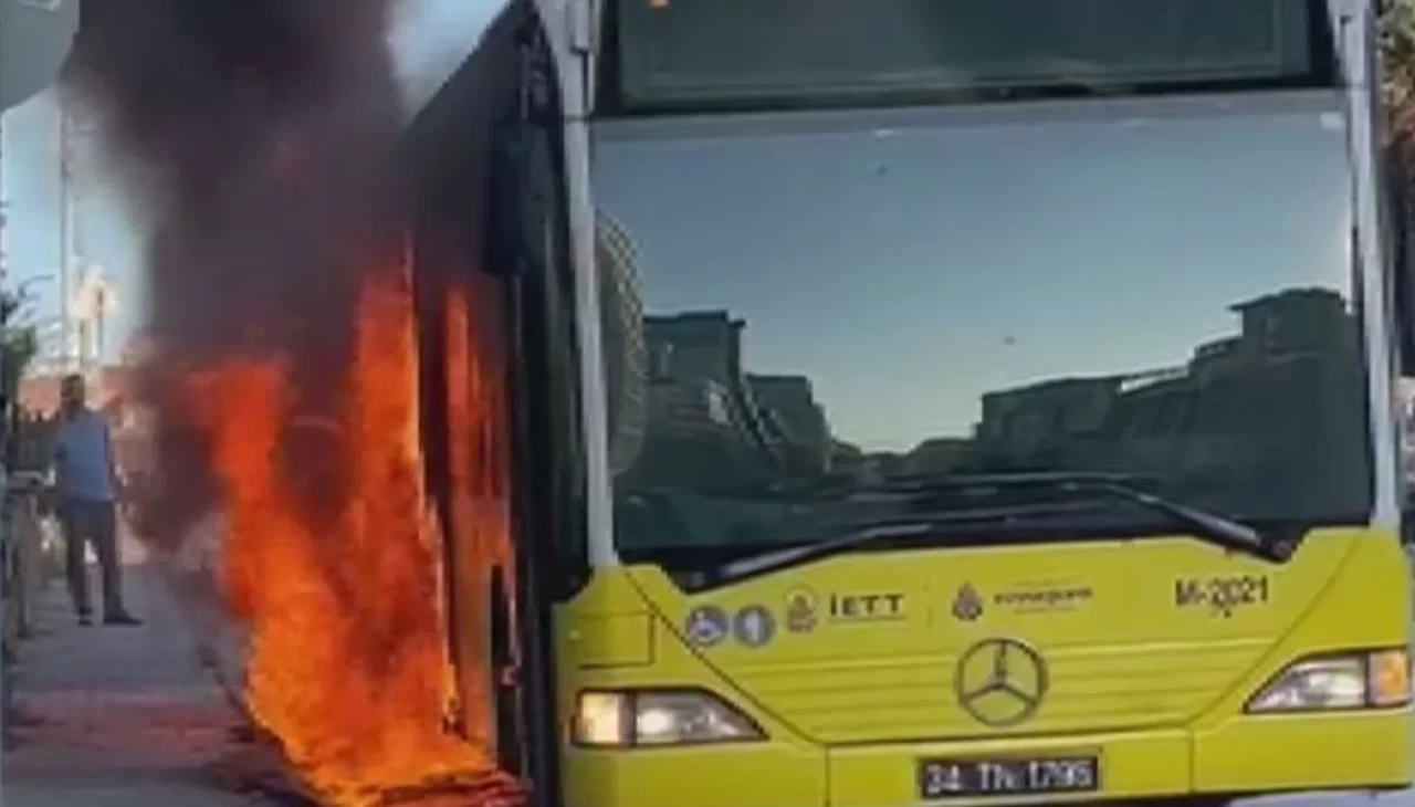 Ümraniye’de seyir halindeki İETT otobüsü alev aldı