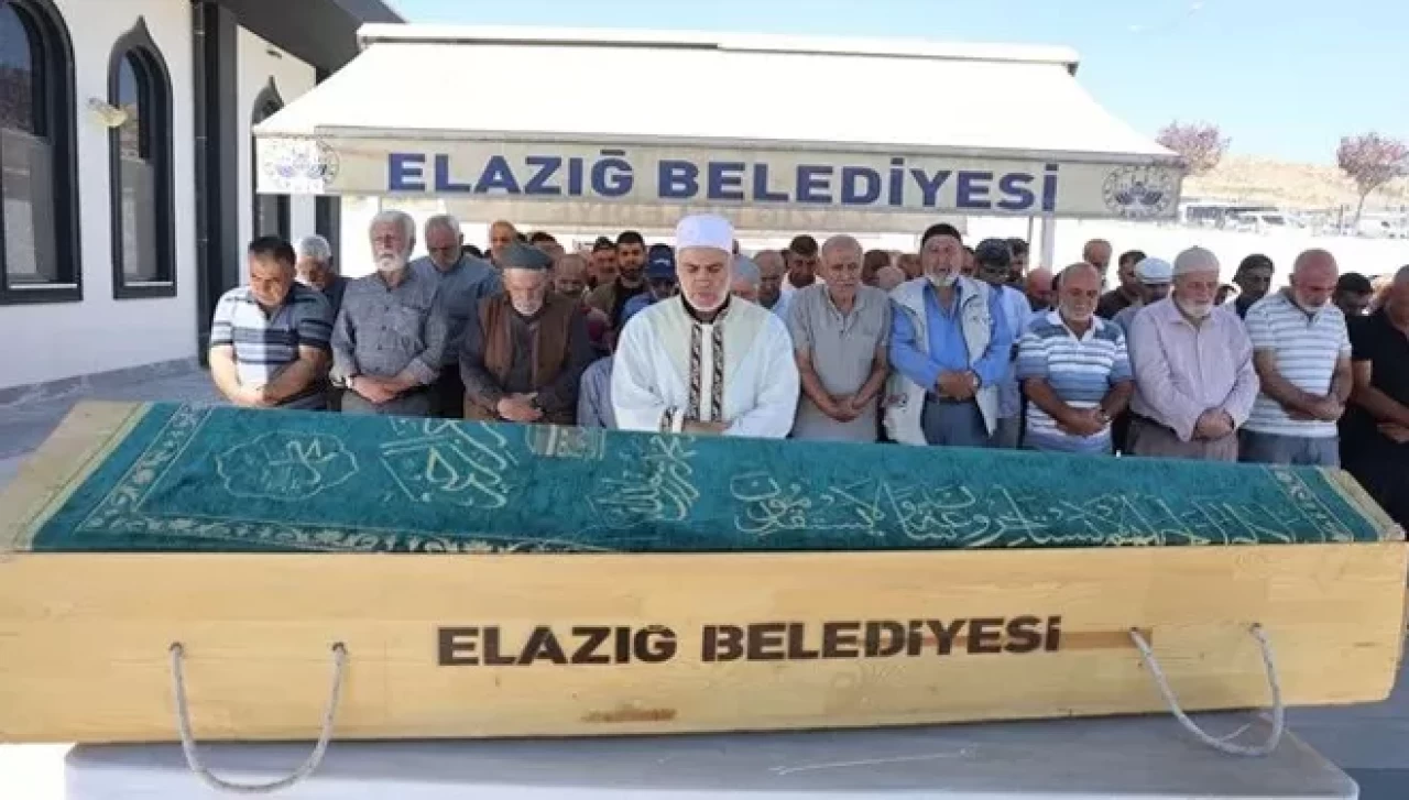 Emekli maaşı için çıktı: Yarım saat içinde iki otomobil çarptı