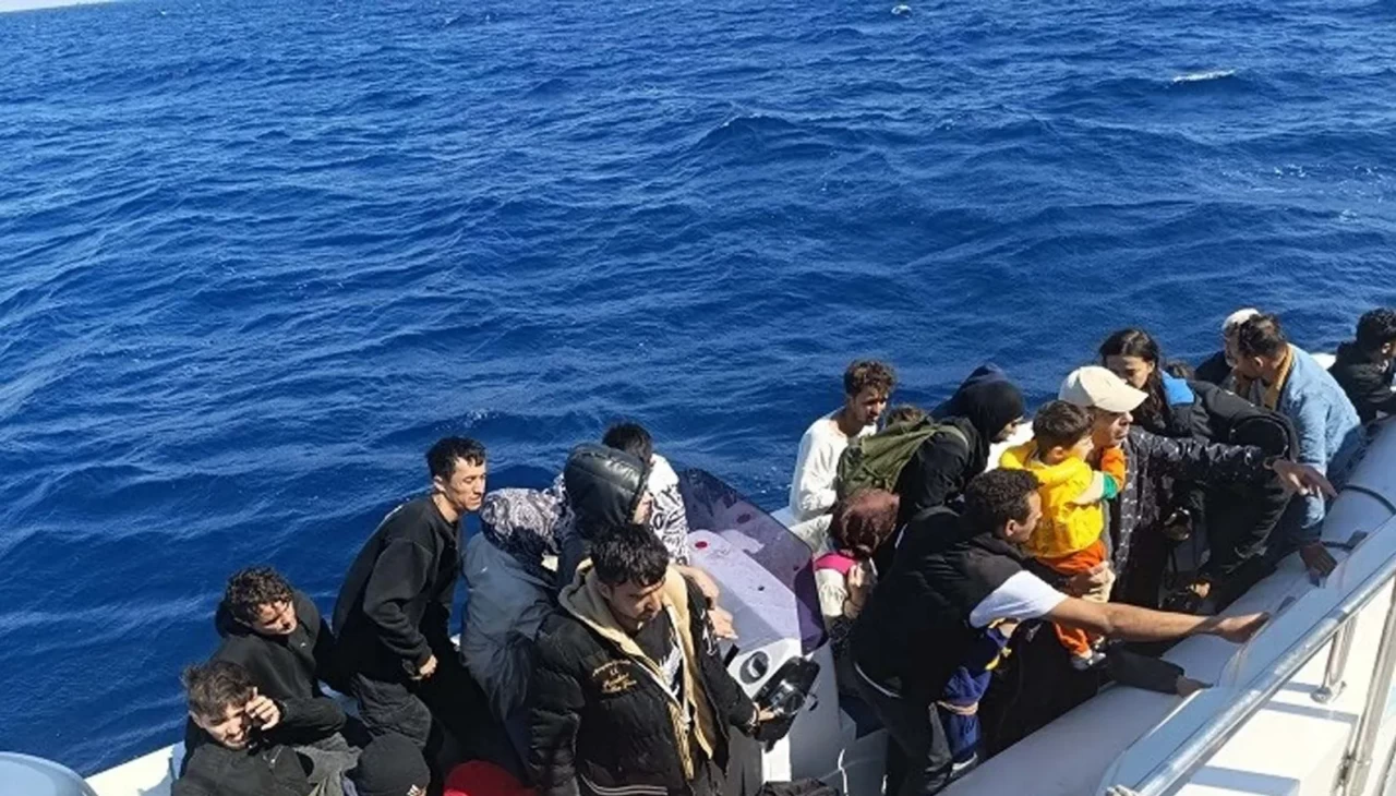 Didim açıklarında düzensiz göçmenleri taşıyan bot battı