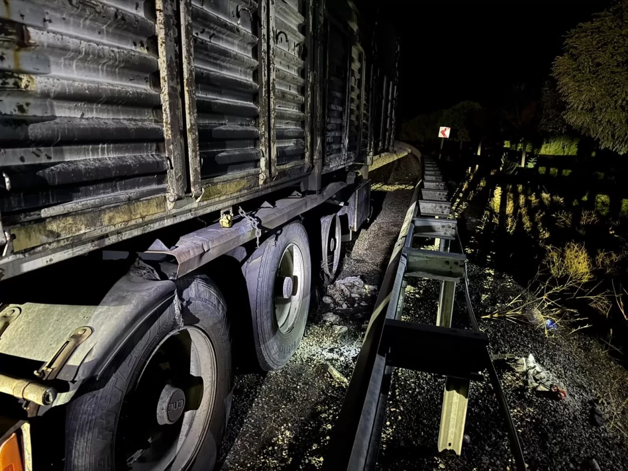 Malatya-Adıyaman karayolunda çekici alev aldı