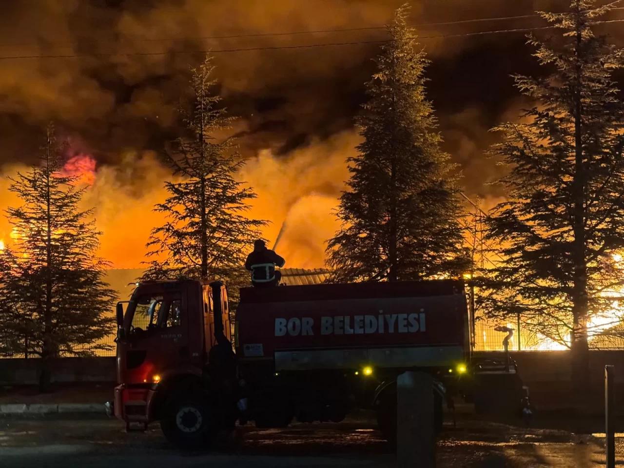 Niğde'deki ambalaj fabrikasında çıkan yangına müdahale ediliyor