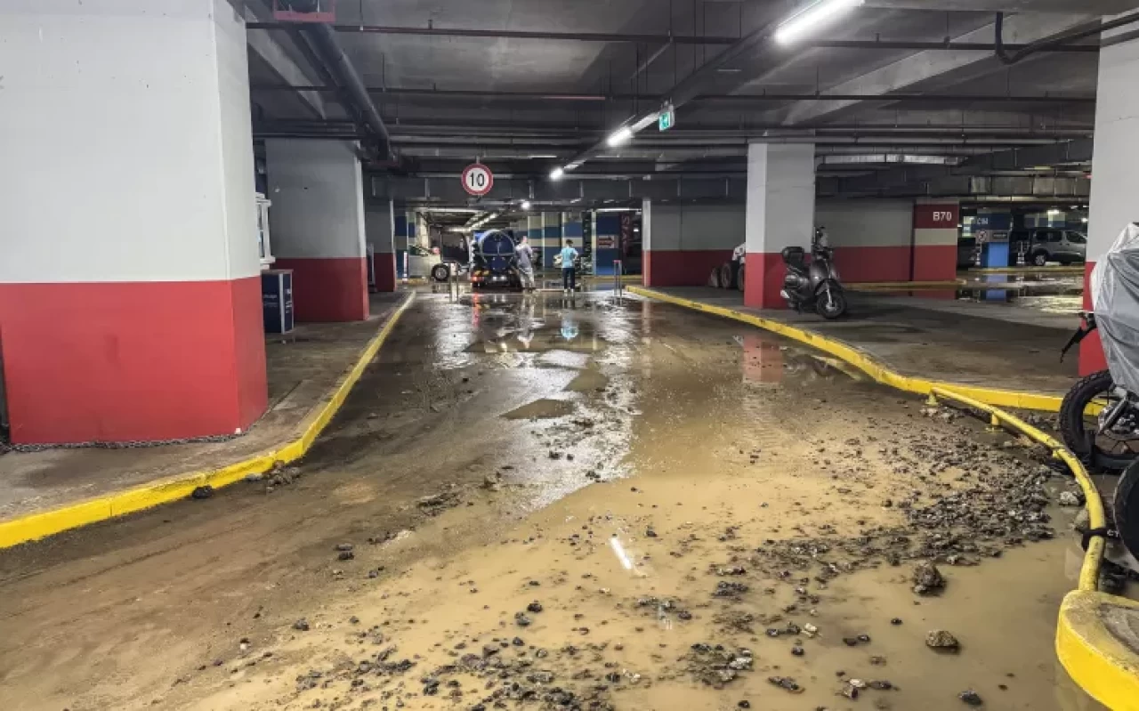 Su borusu patladı: AVM otoparkını su bastı