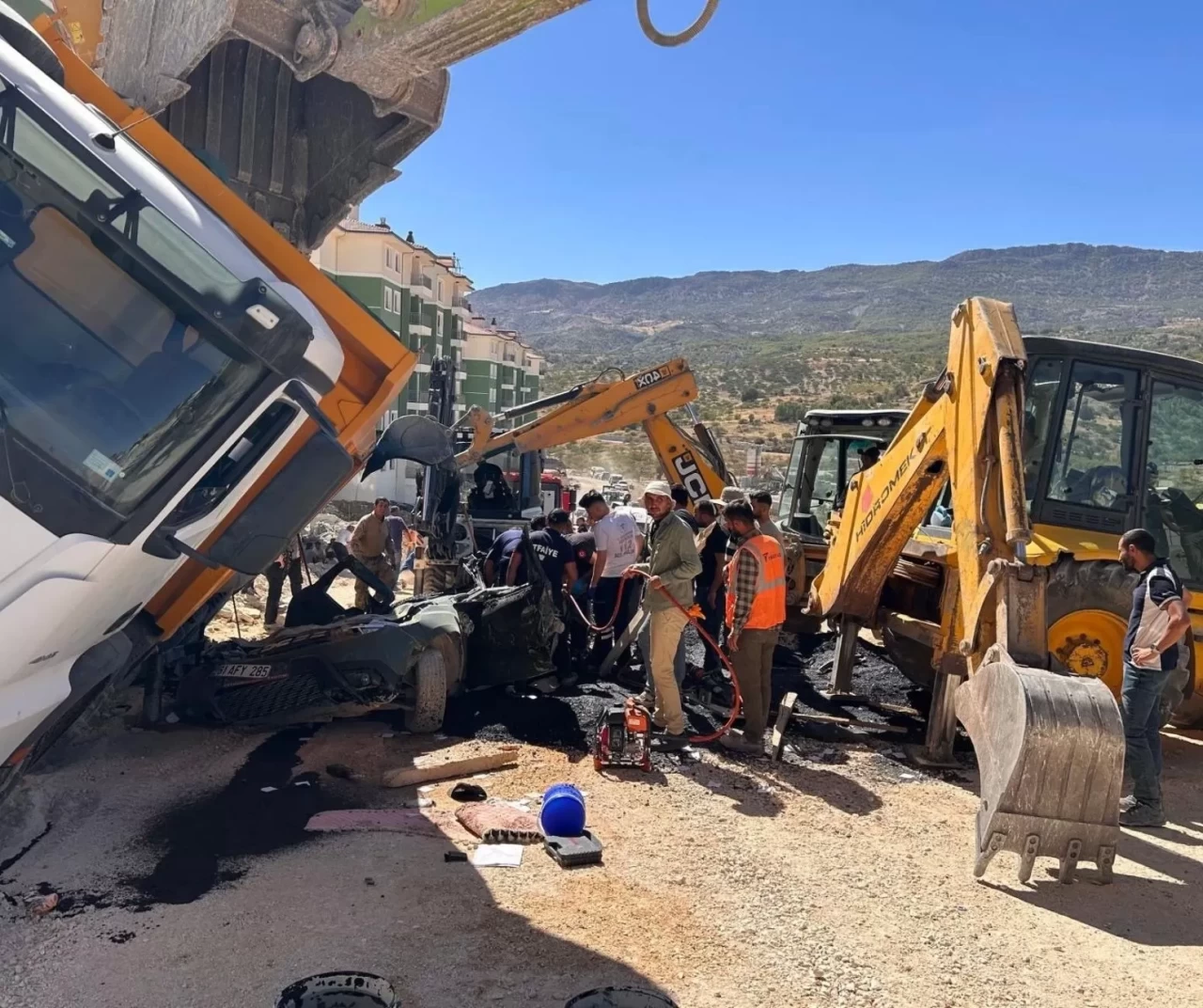 Adıyaman’da kamyon devrildi: Otomobil sürücüsü hayatını kaybetti