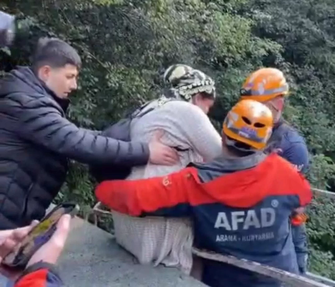 Rize'de heyelan nedeniyle mahsur kalan hastalar AFAD’ın operasyonuyla kurtarıldı