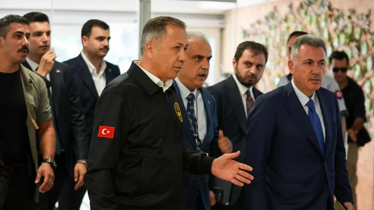 Bakan Yerlikaya, İzmir'deki saldırıda yaralananları ziyaret etti