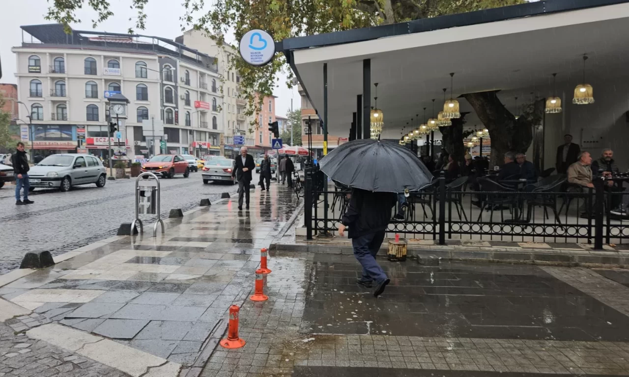 Sındırgı'da sağanak çiftçilerin yüzünü güldürdü
