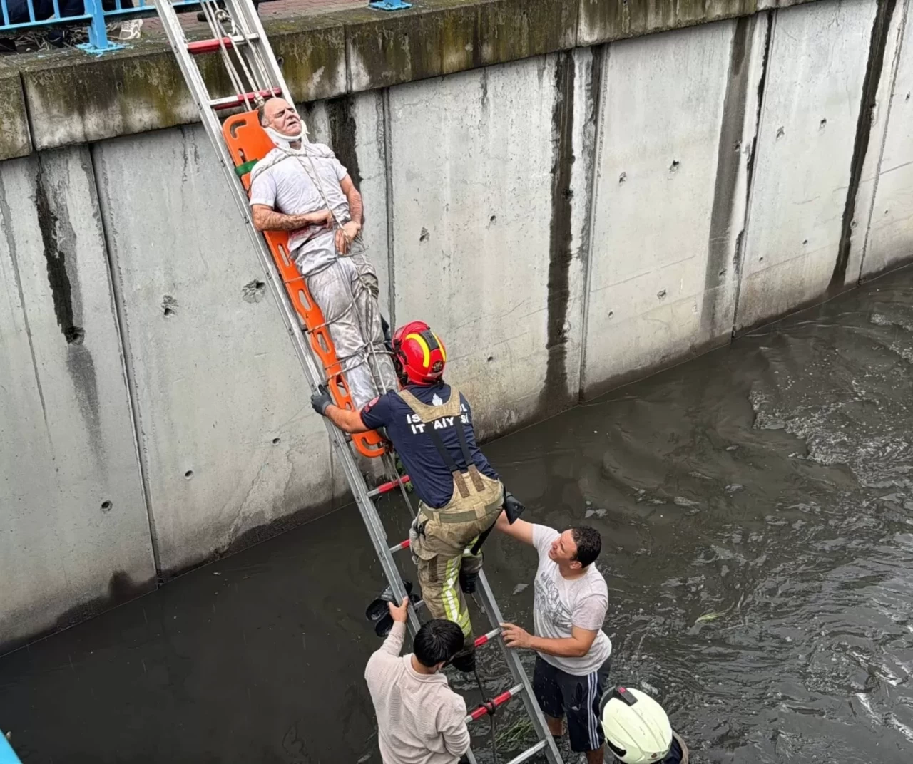 Bakırköy’de su kanalına düşen kişi yaralı halde kurtarıldı