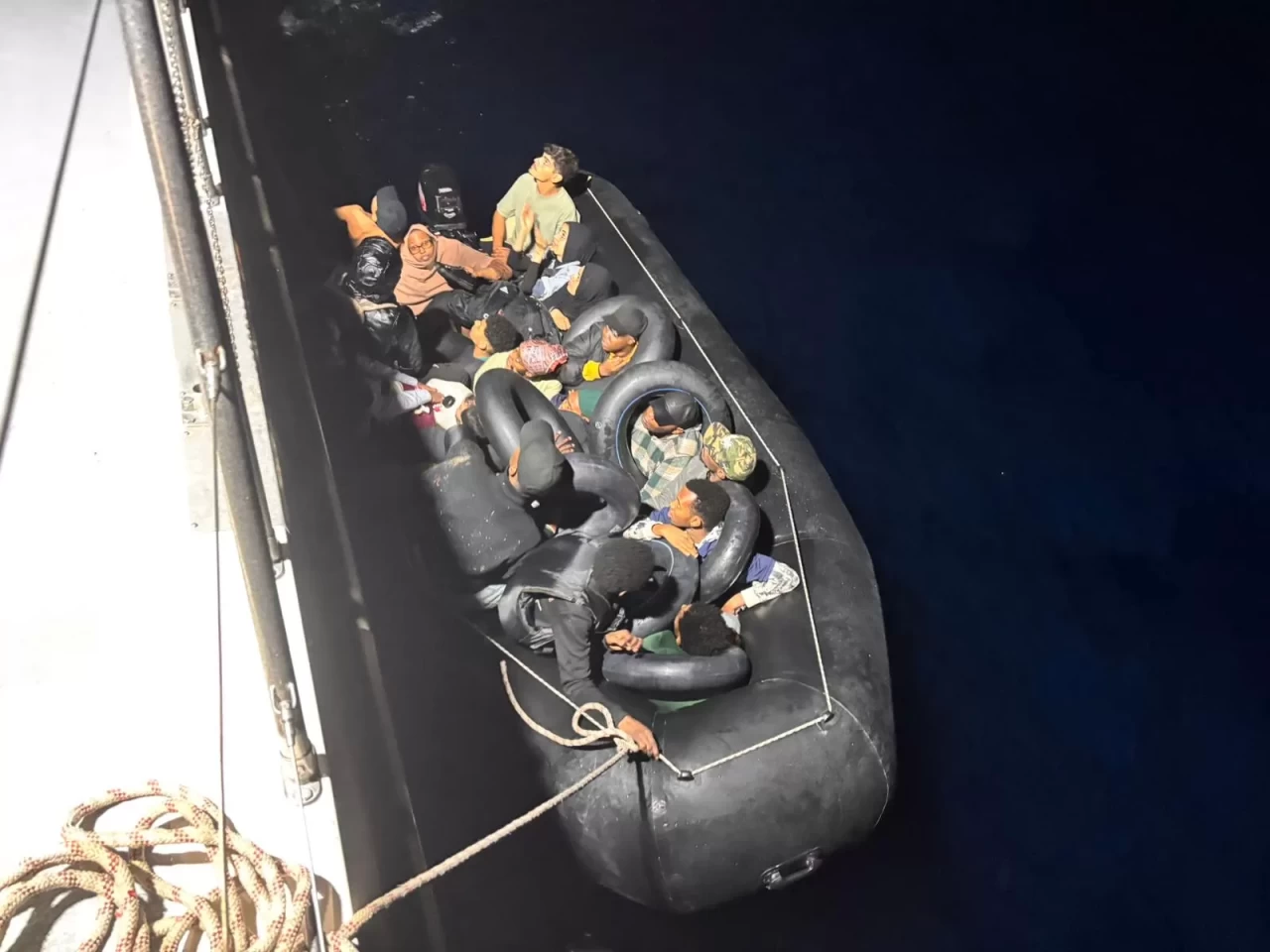 İzmir açıklarında 20 düzensiz göçmen yakalandı