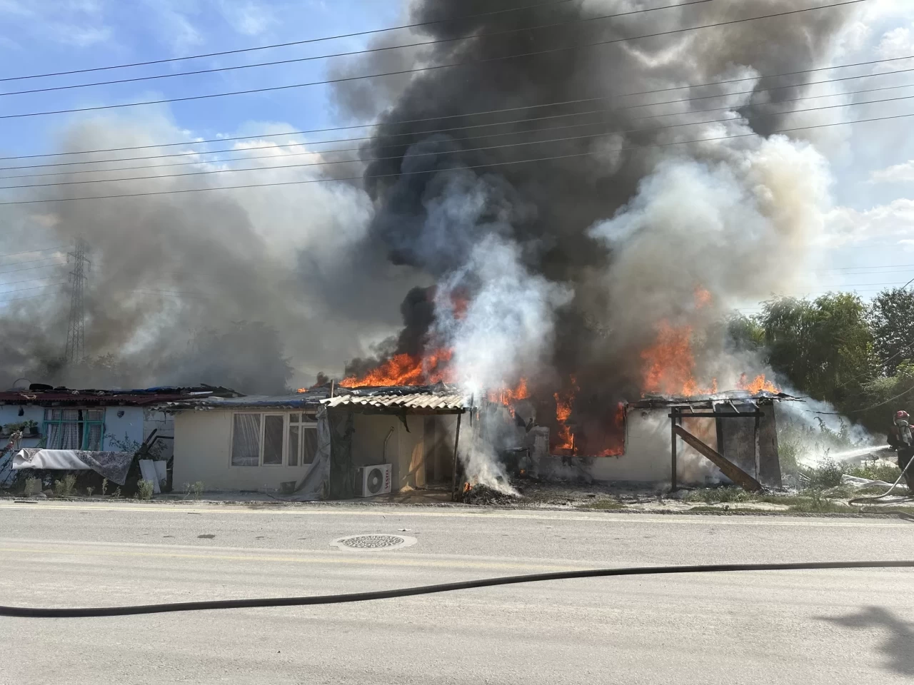 Sakarya'da kavgada evleri ateşe verdiler! 4 ev kullanılamaz hale geldi