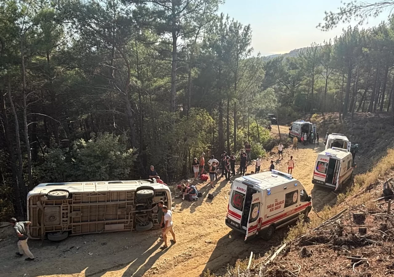 Balıkesir'de tur minibüsünün devrilmesi sonucu 11 kişi yaralandı