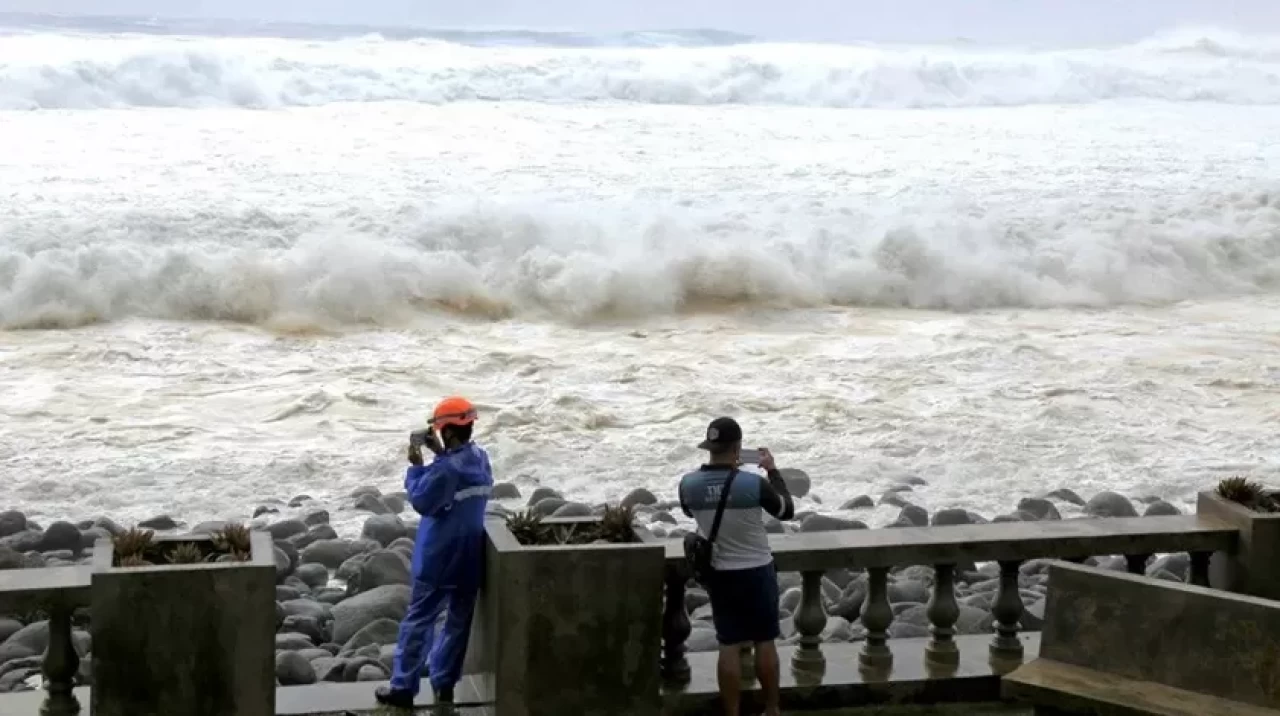 Süper tayfun "Ragasa" kıyıları vurdu! Çin 400 bin kişiyi tahliye ediyor