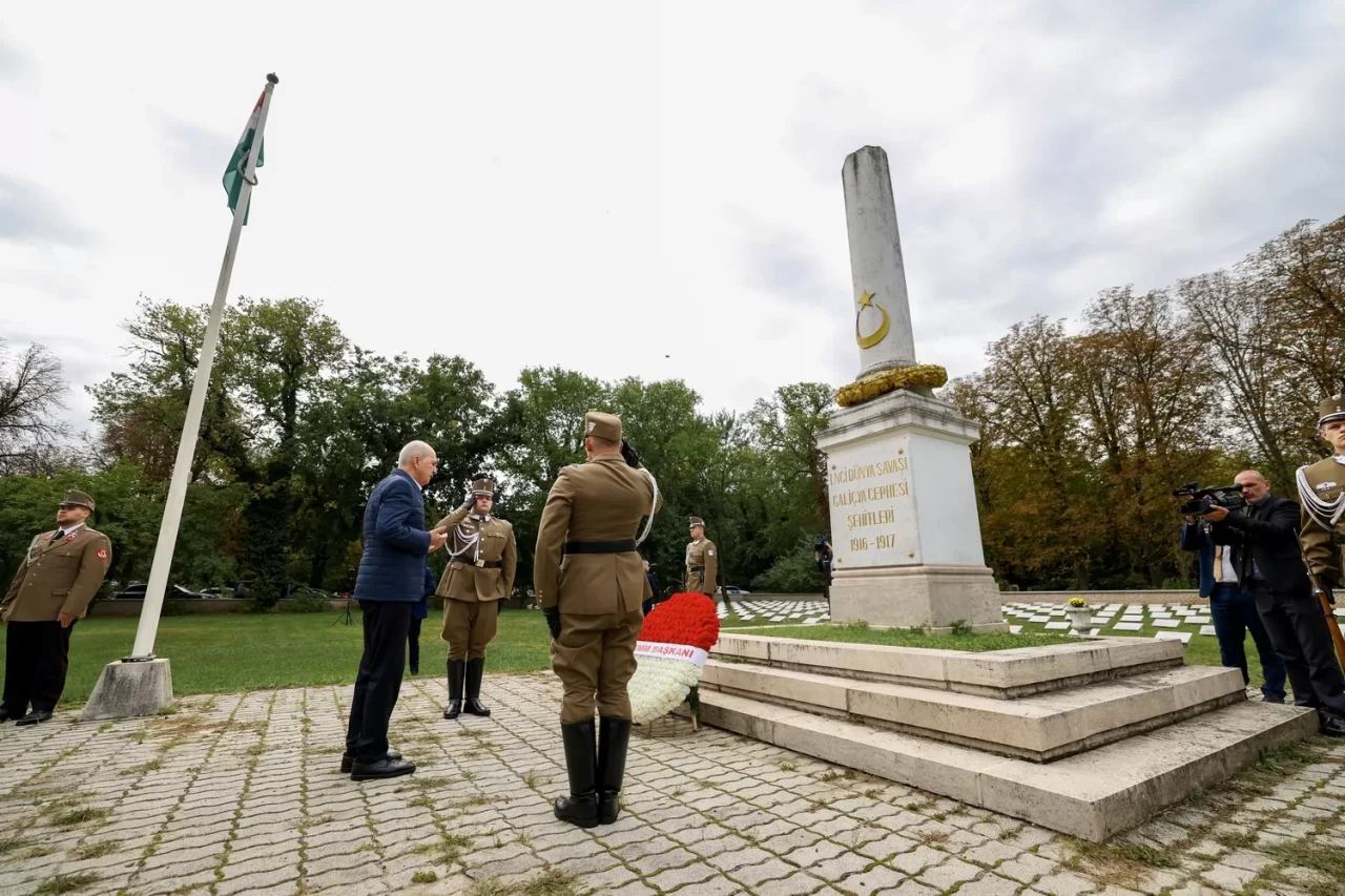 TBMM Başkanı Kurtulmuş, Galiçya Türk Şehitliği'ni ziyaret etti
