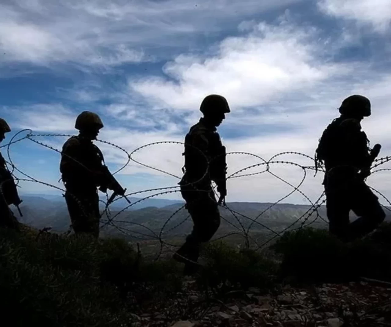 Edirne’de askeri yasak bölgede 9 kaçak göçmen yakalandı