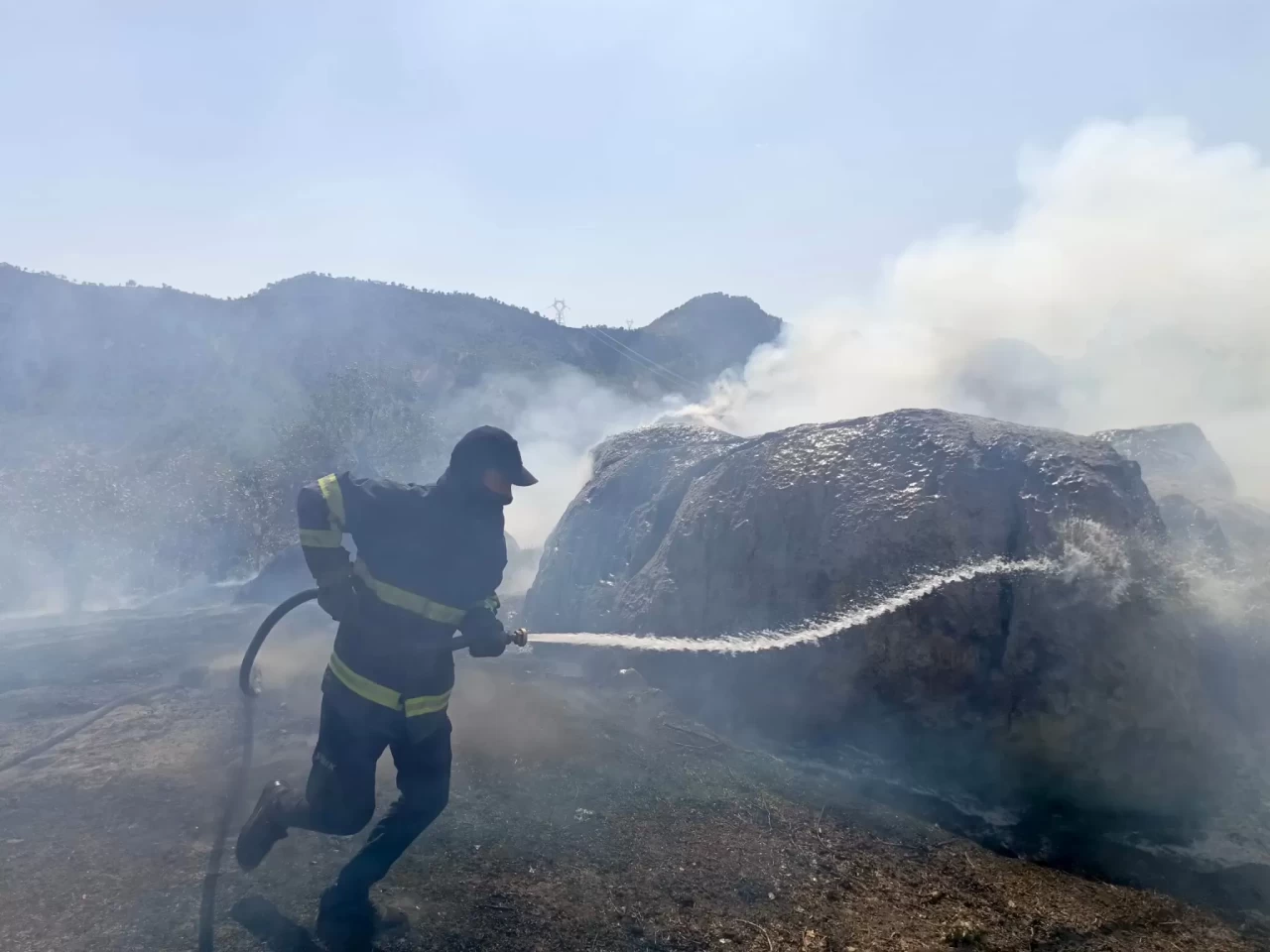 Şırnak'ta çıkan yangında ahır ve samanlıkta hasar oluştu