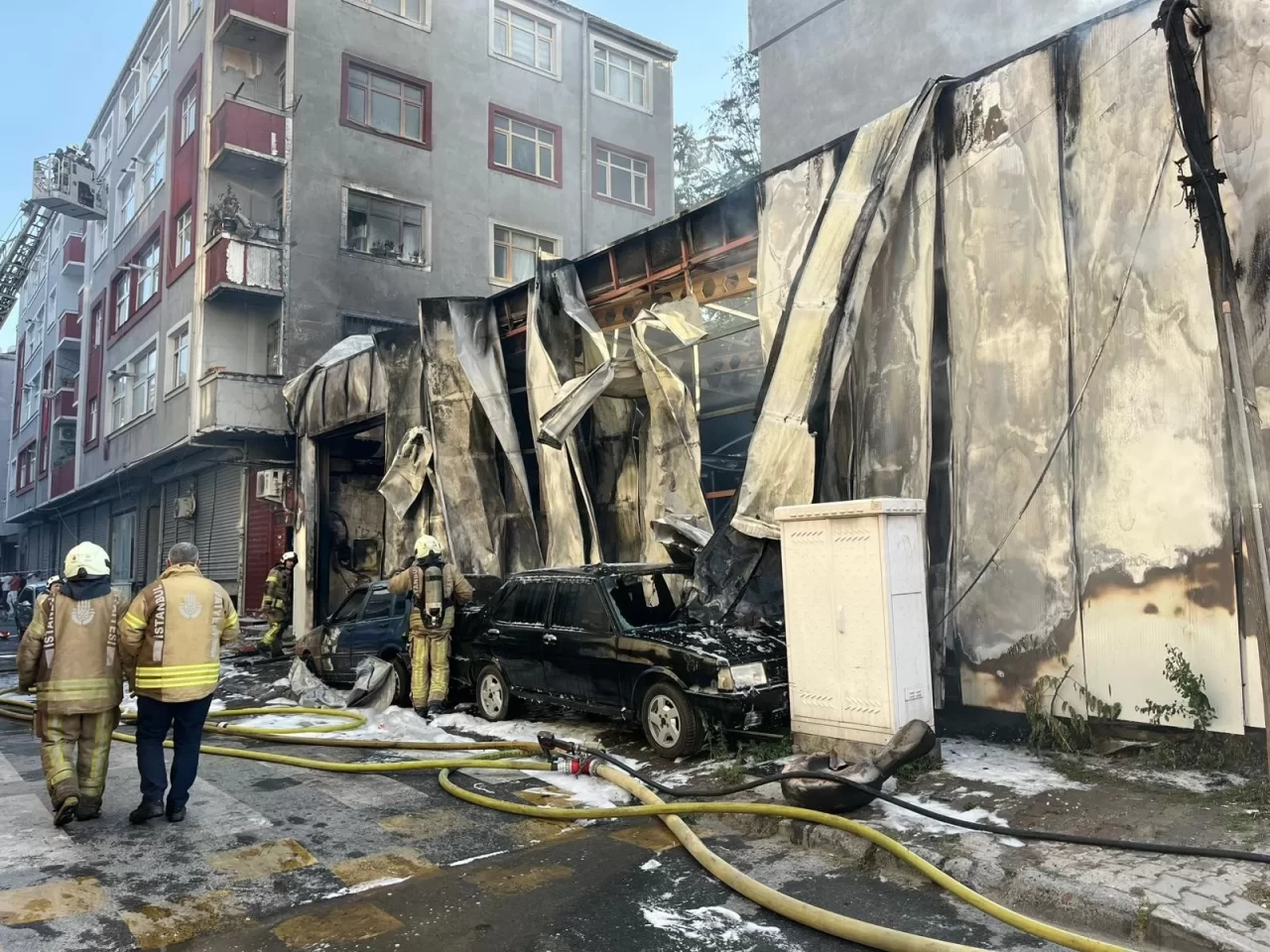 Bağcılar'da oto tamircisinde korkutan yangın