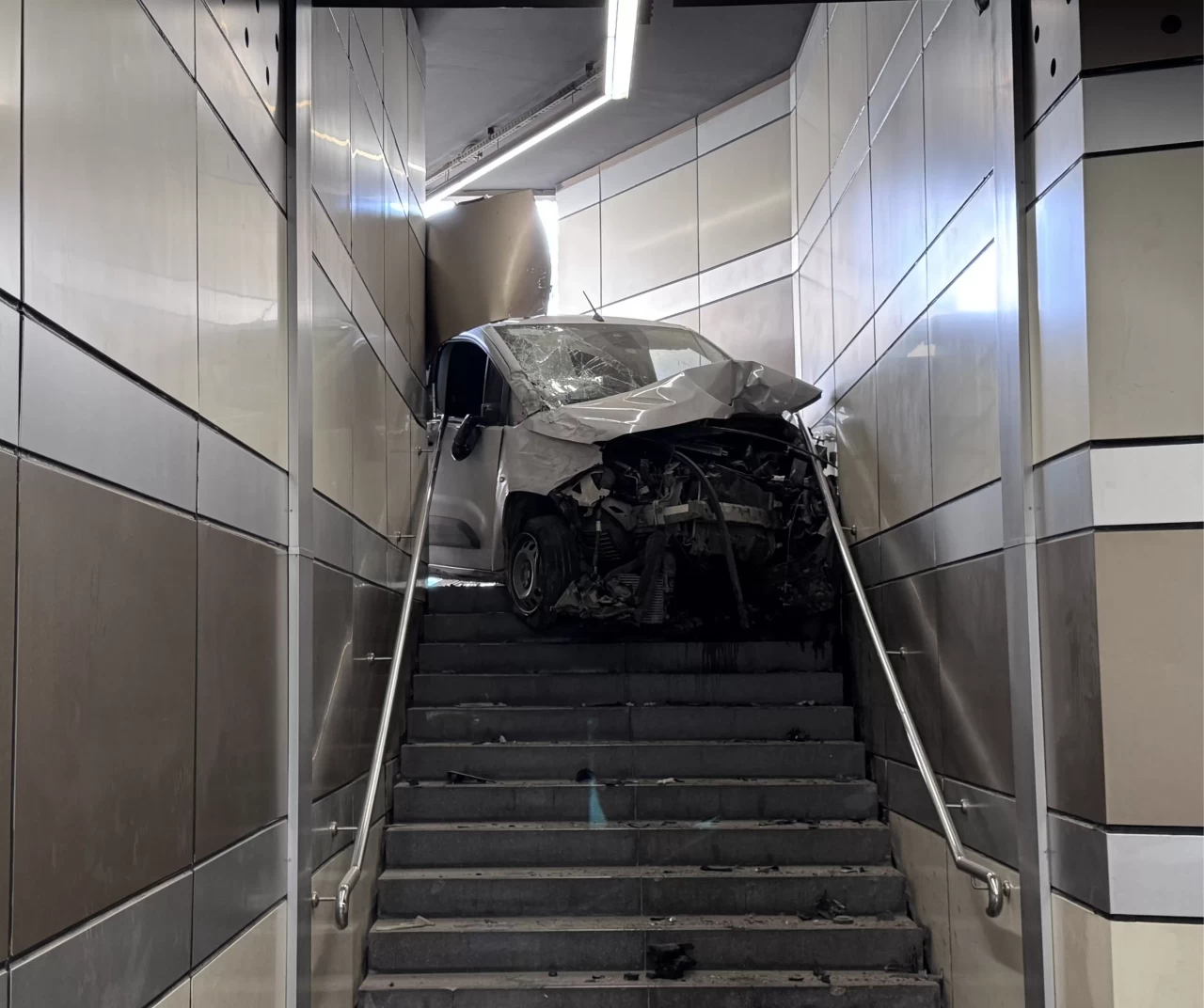 Hafif ticari araç metro alt geçidinin merdivenlerine uçtu