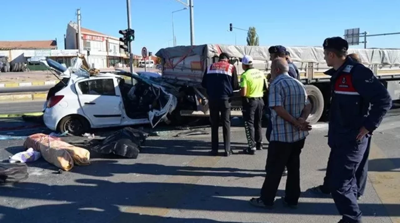Kırmızı ışıkta feci son: Anne öldü, oğlu yaralı