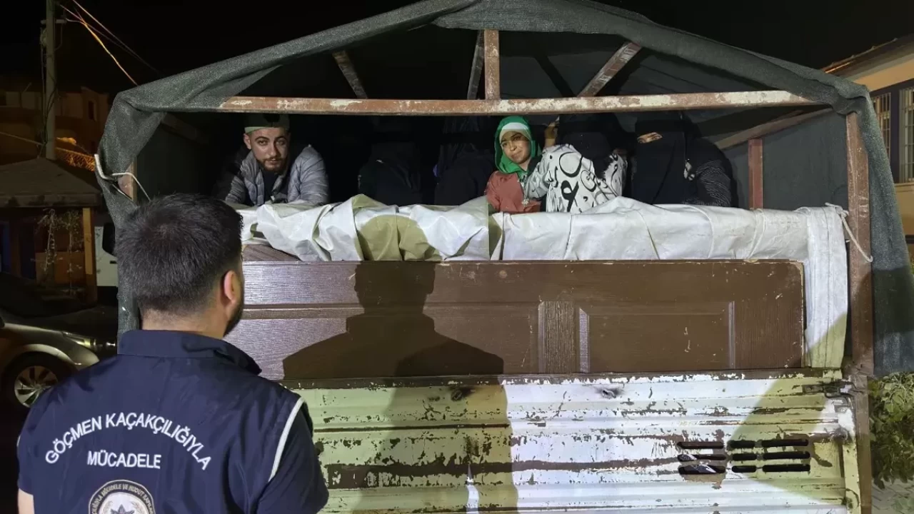 Hatay'da kamyonet kasasında gizlenen 20 kaçak göçmen yakalandı