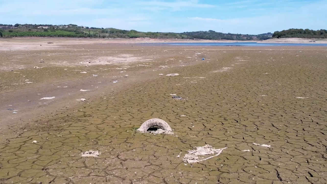 İstanbul'da baraj suyu çekildi, atıklar gün yüzüne çıktı