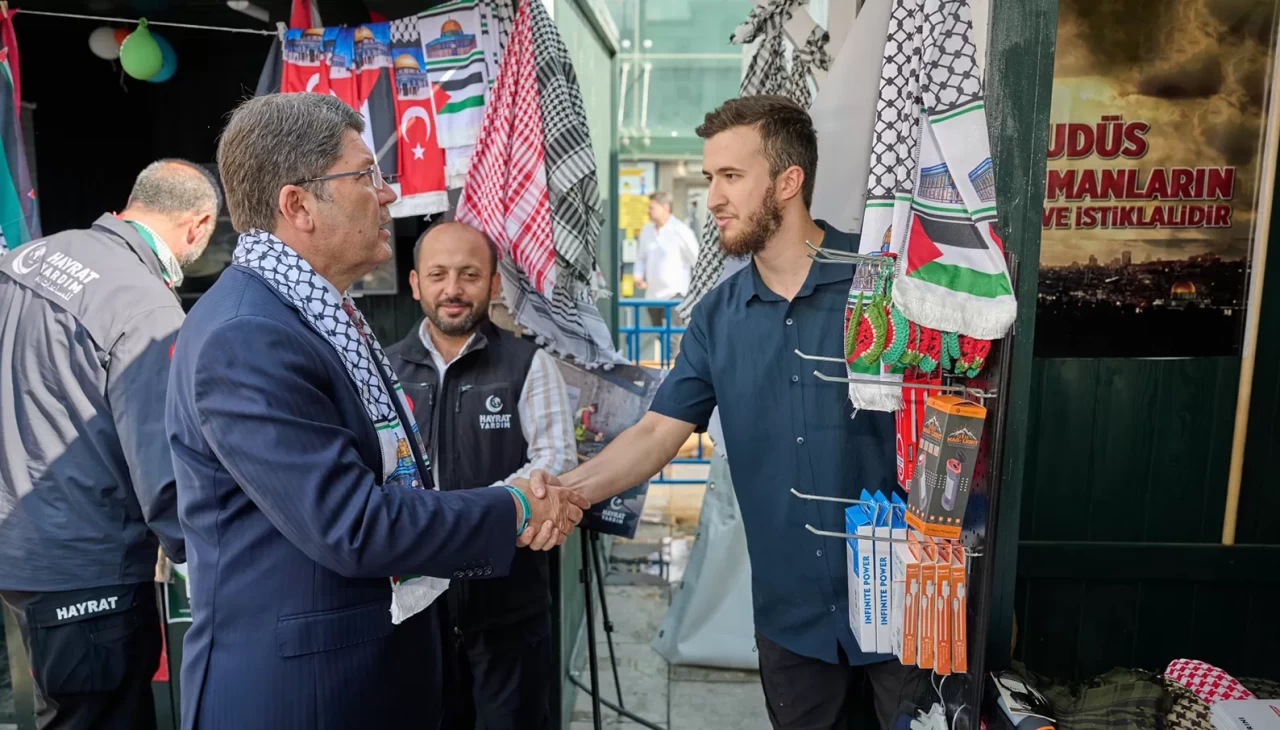 Adalet Bakanı Tunç, İstanbul'da "Filistin Farkındalık Çadırı"nı ziyaret etti