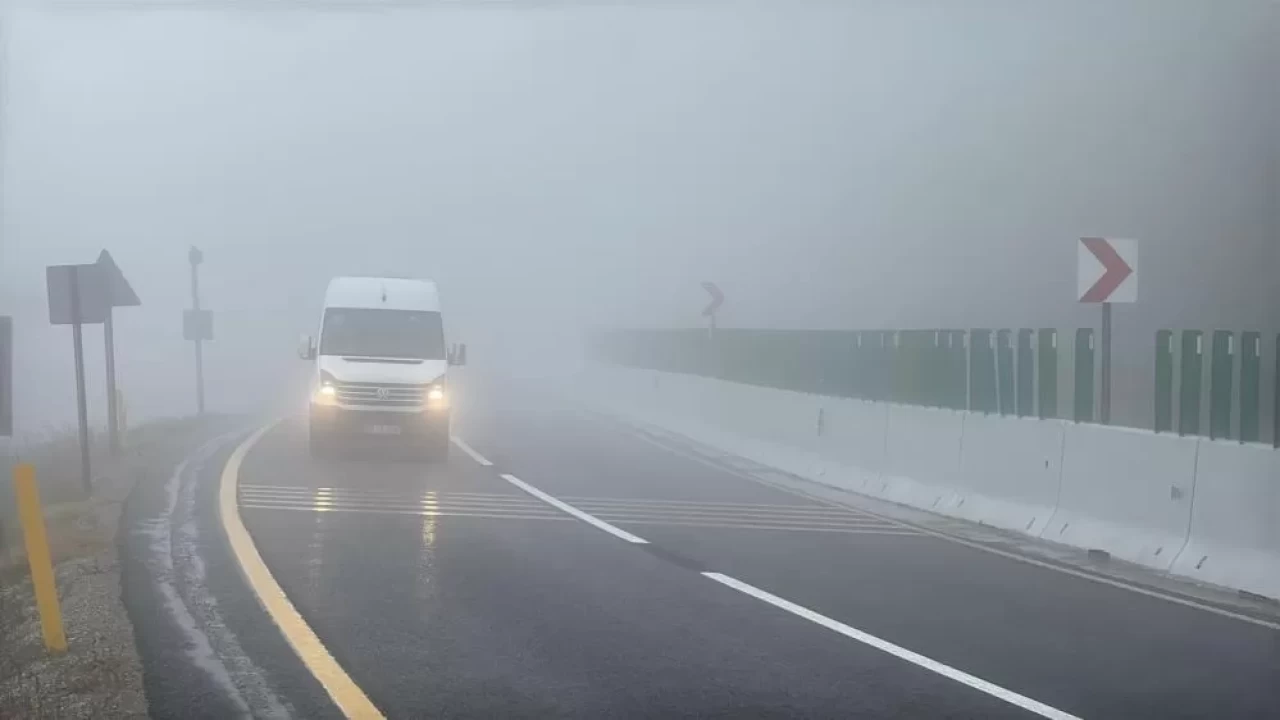 Bolu Dağı’nda sis ve sağanak etkili oluyor: Görüş mesafesi 15 metreye düştü