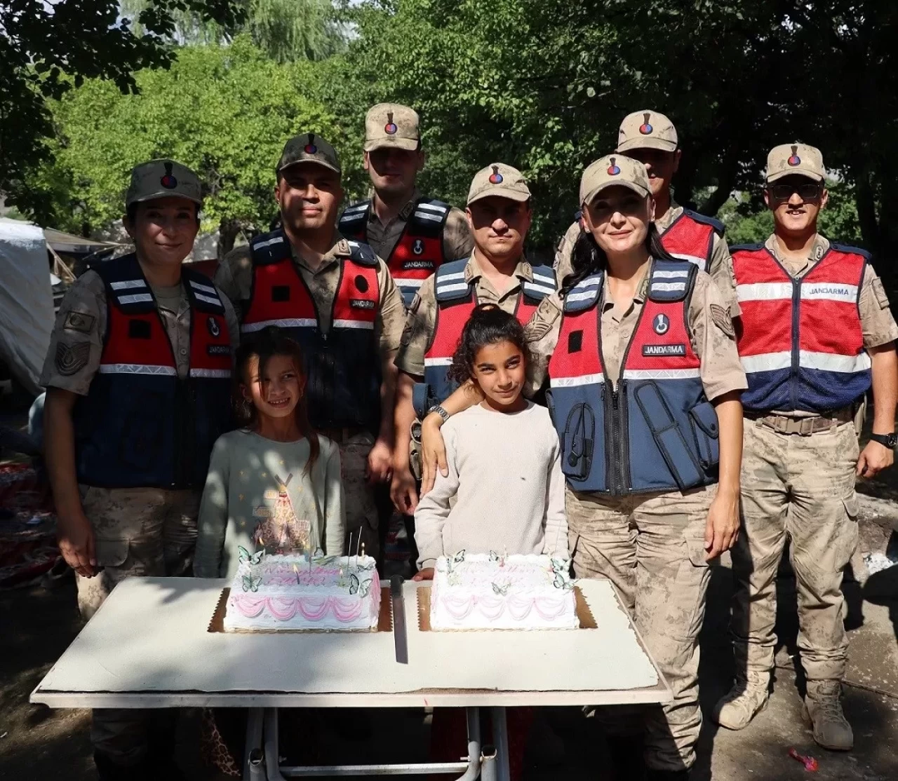 Erzincan'da jandarmadan minik kalplere doğum günü sürprizi