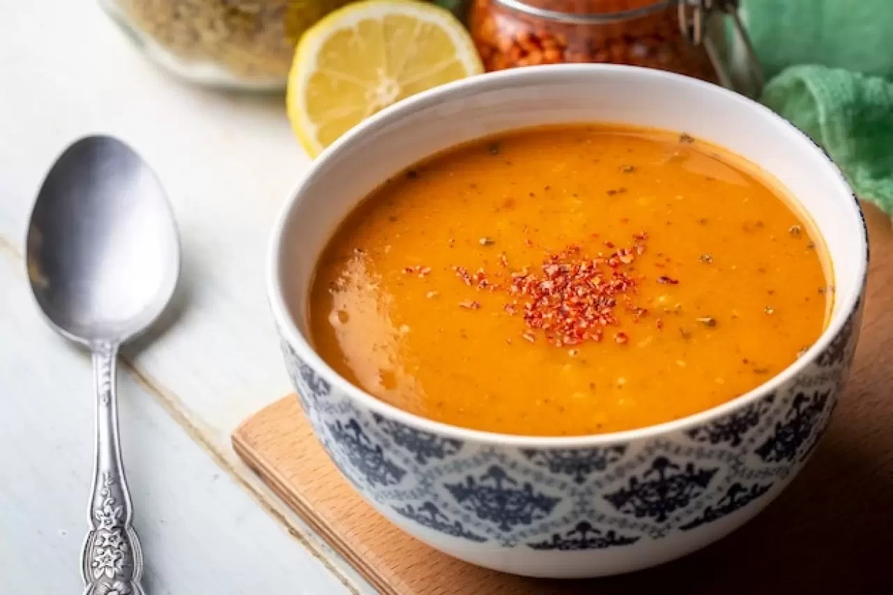 Ezogelin Çorbası Tarifi: Kırmızı Mercimek ve Bulgurla Hazırlanan Sıcak Lezzet!