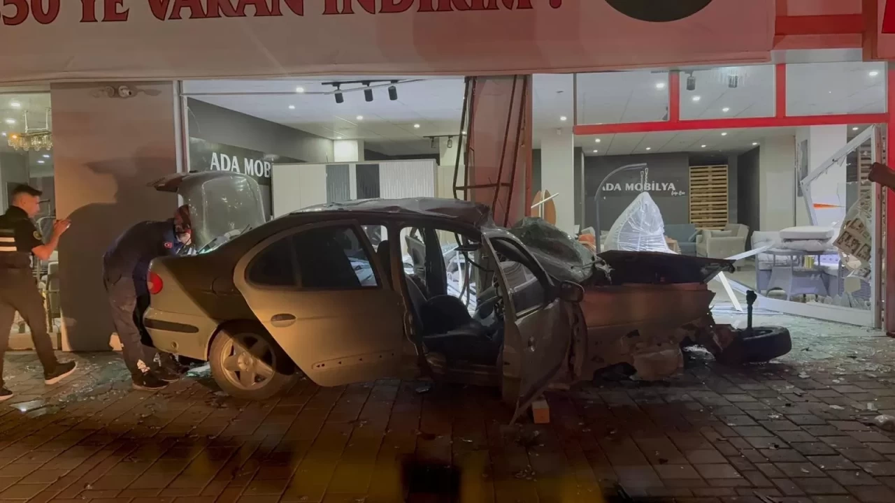 Kontrolden çıkan otomobil, mobilya dükkanına girdi: 1 yaralı