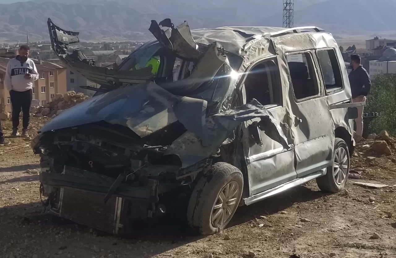 Hakkari’de virajı alamayan otomobil devrildi: 1'i ağır 4 yaralı