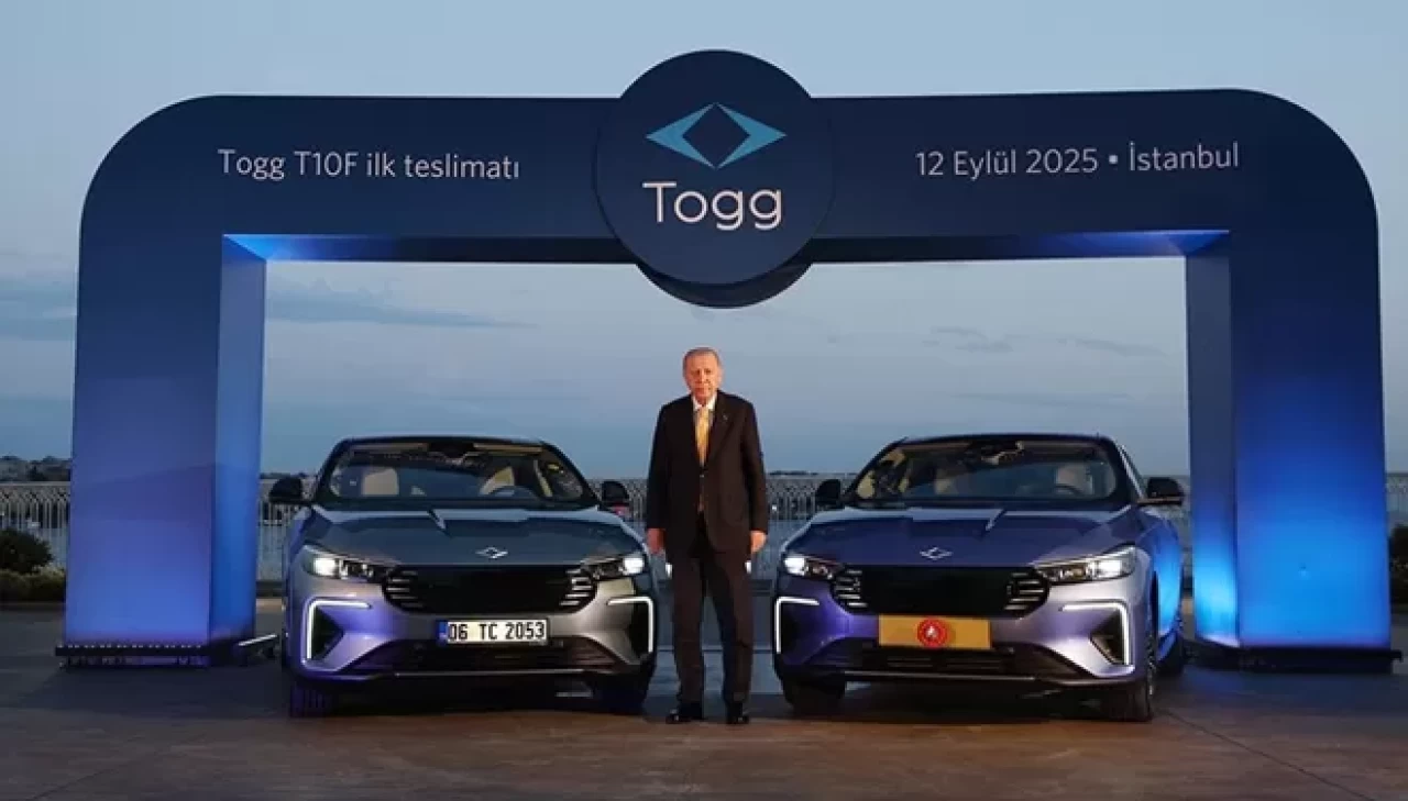 Cumhurbaşkanı Erdoğan'a Togg'un yeni modeli T10F'nin ilk teslimatı yapıldı