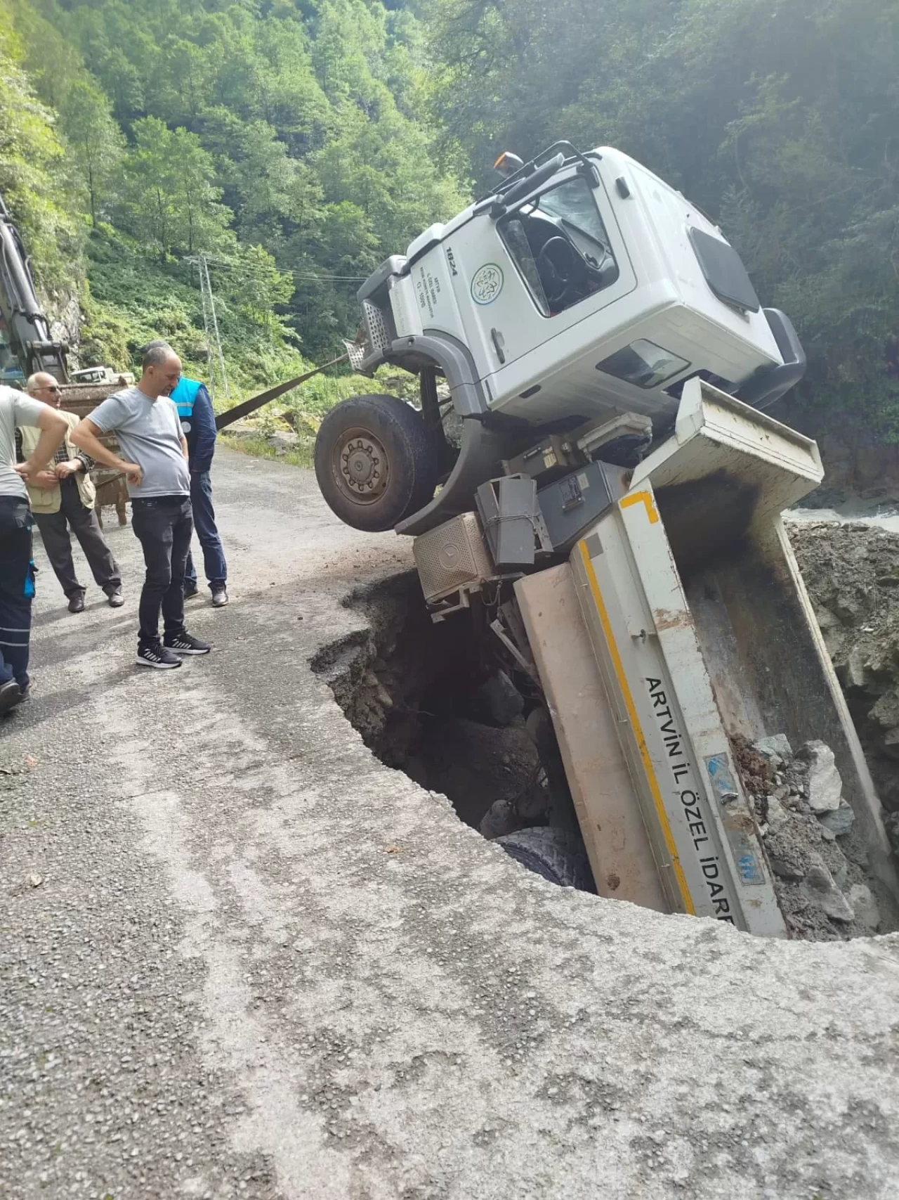 Artvin'de heyelan sonrası yol onarımında kaza: Kamyon sürücüsü yaralı